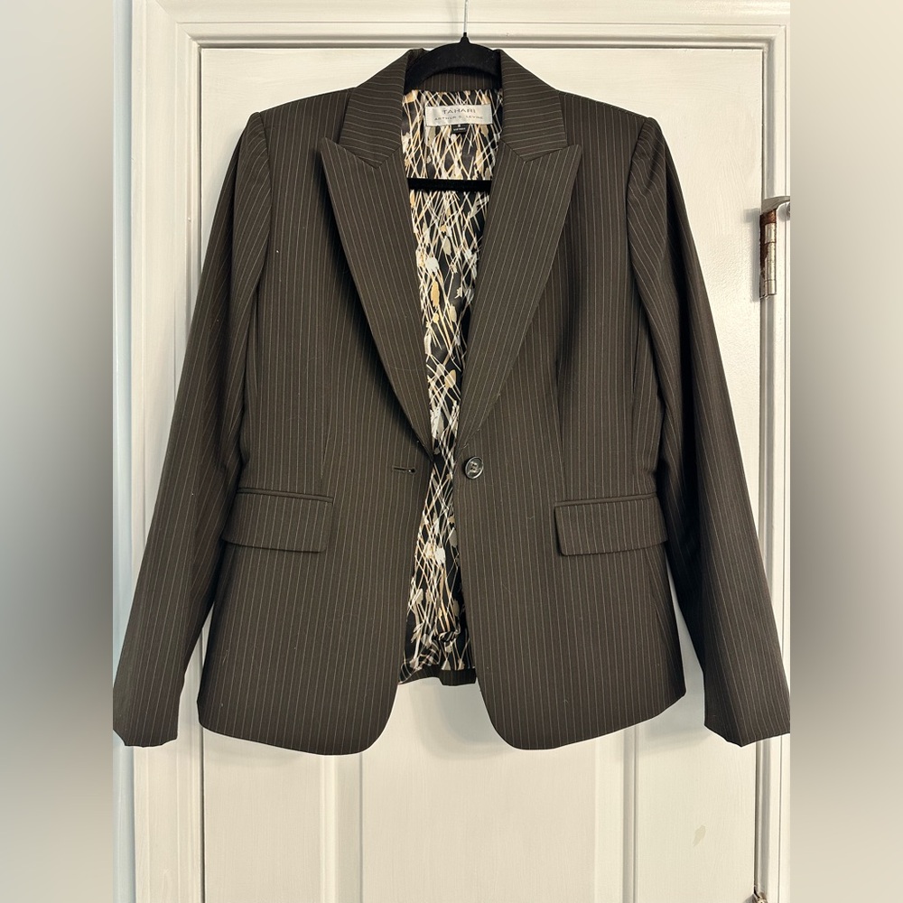 Tahari Blazer Women's Pinstripe Size 8 - Picture 2 of 5